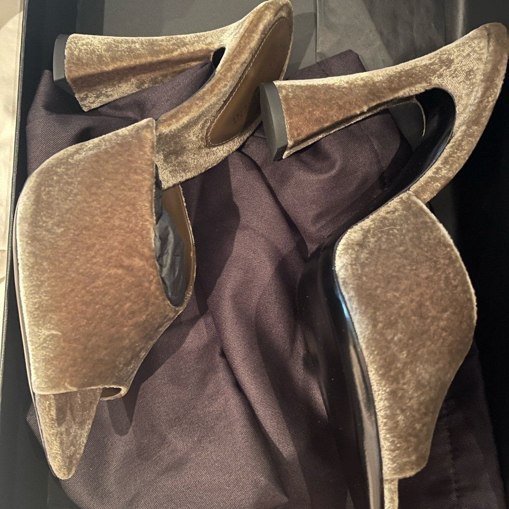 NIB YSL Saint Laurent dove grey velour heels size 36 - Picture 9 of 10